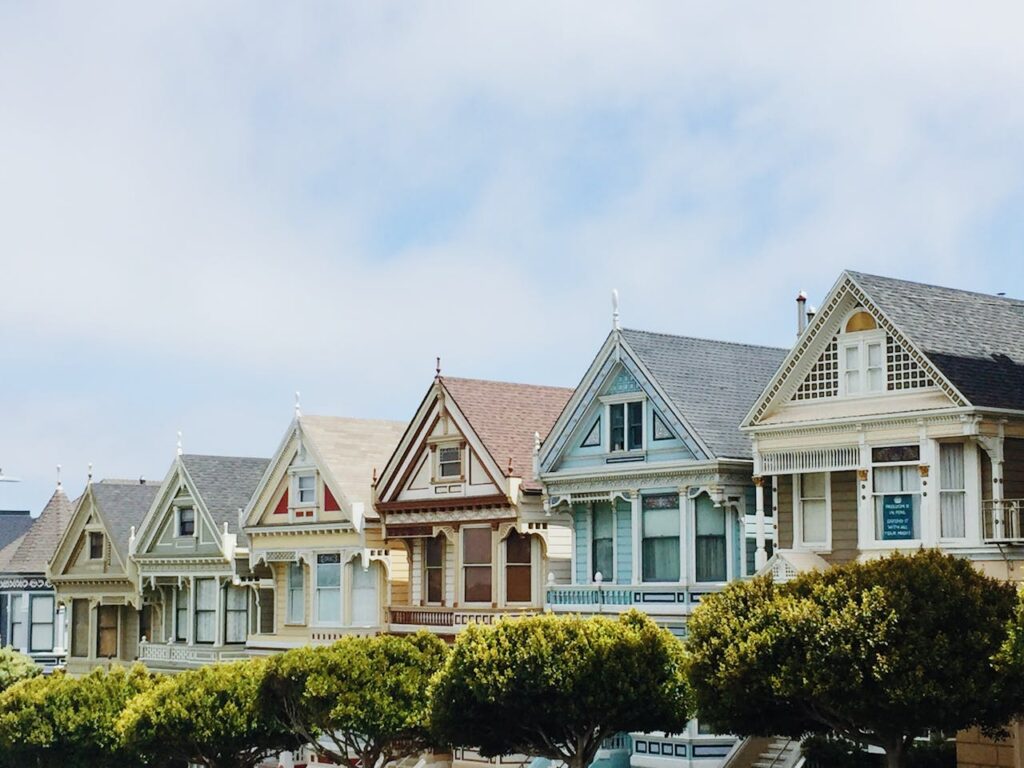 pexels-photo-1370704 Iconic Painted Ladies Victorian houses in San Francisco with clear blue skies.
